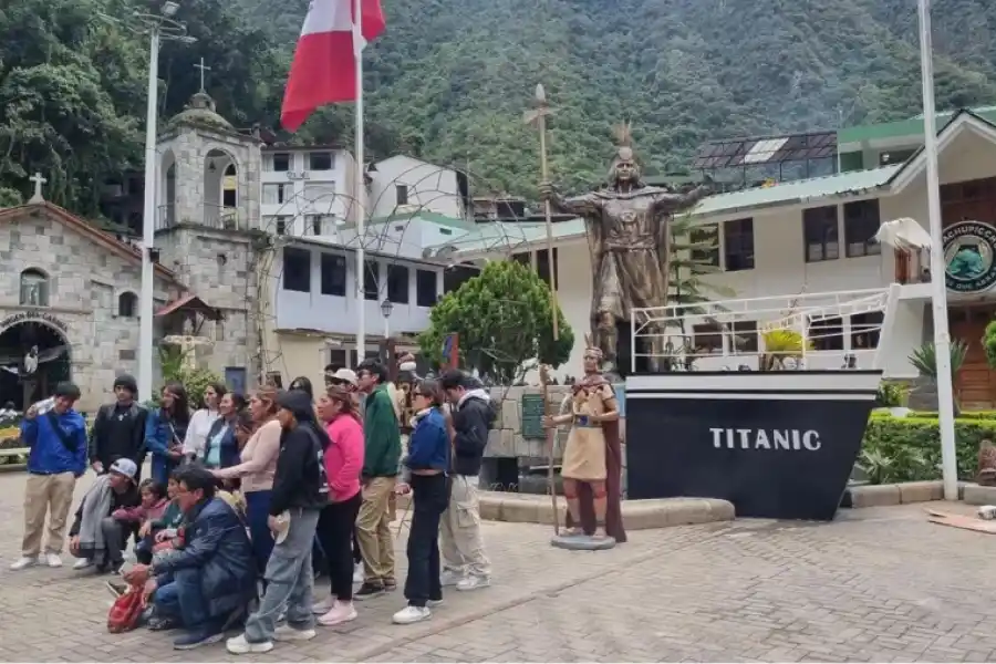 La maqueta del Titanic está junto al monumento del inca Pachacúteq