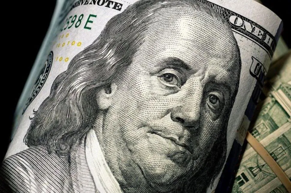 El dólar blue registró una fuerte baja y finalizó a $1.075