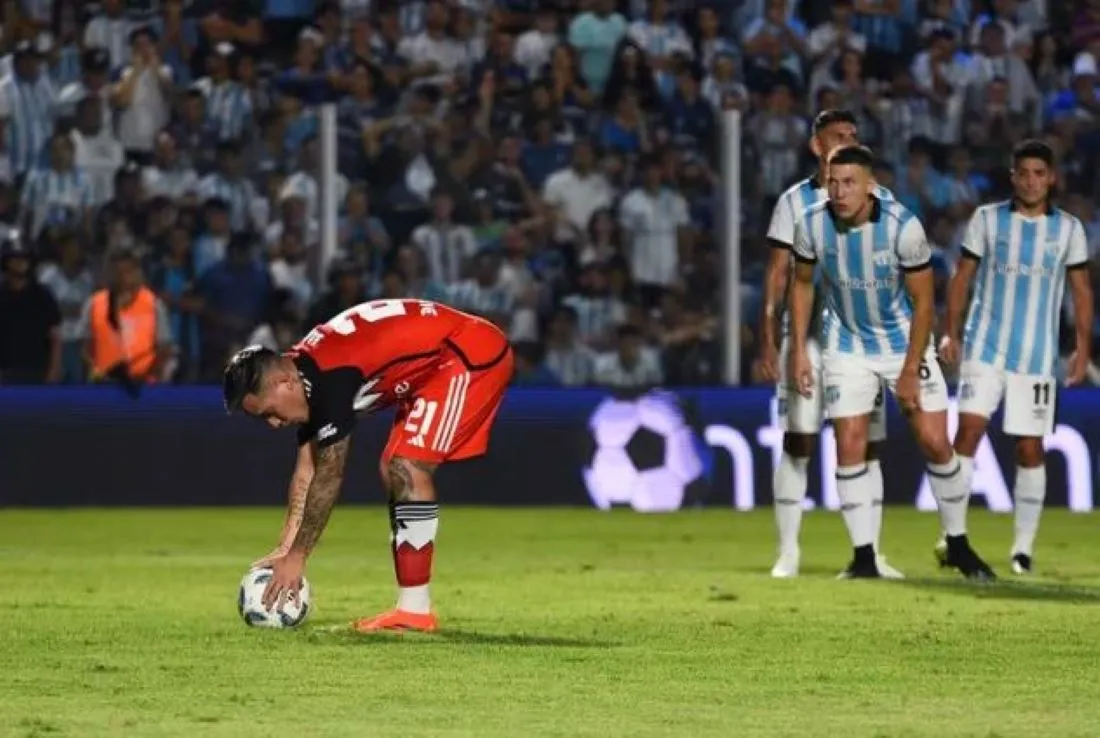 CURIOSO. Barco acomoda el balón. Lo que pasó luego quedará como uno de los hechos más llamativos de la historia de River Plate.
