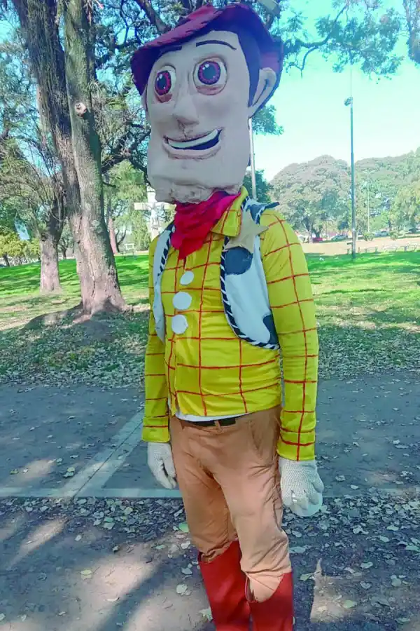 Te contamos quién es el Woody que alegra la peatonal