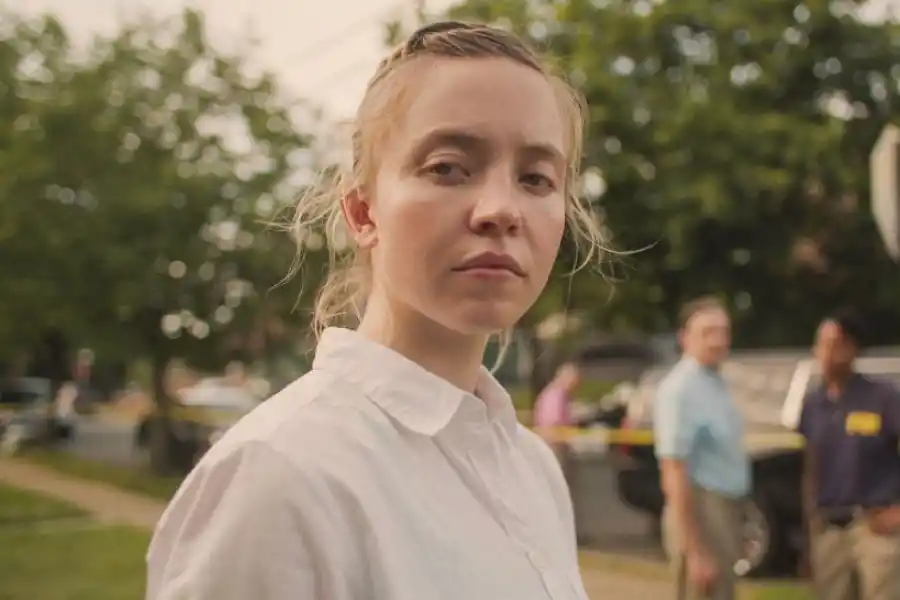 “REALITY” Sidney Sweeney hace una deslumbrante interpretación en este fascinante drama basado en transcripciones del FMI. Se cuenta la  historia de una ex agente.