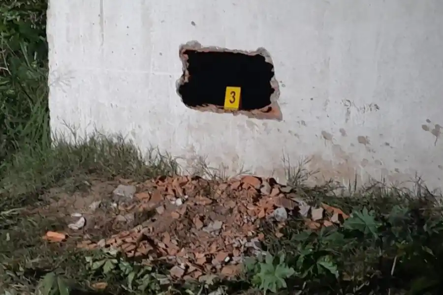 LA PRUEBA. Los delincuentes hicieron un boquete para ingresar.