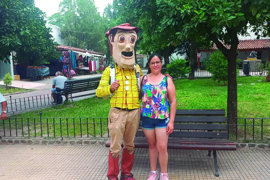 Te contamos quién es el Woody que alegra la peatonal