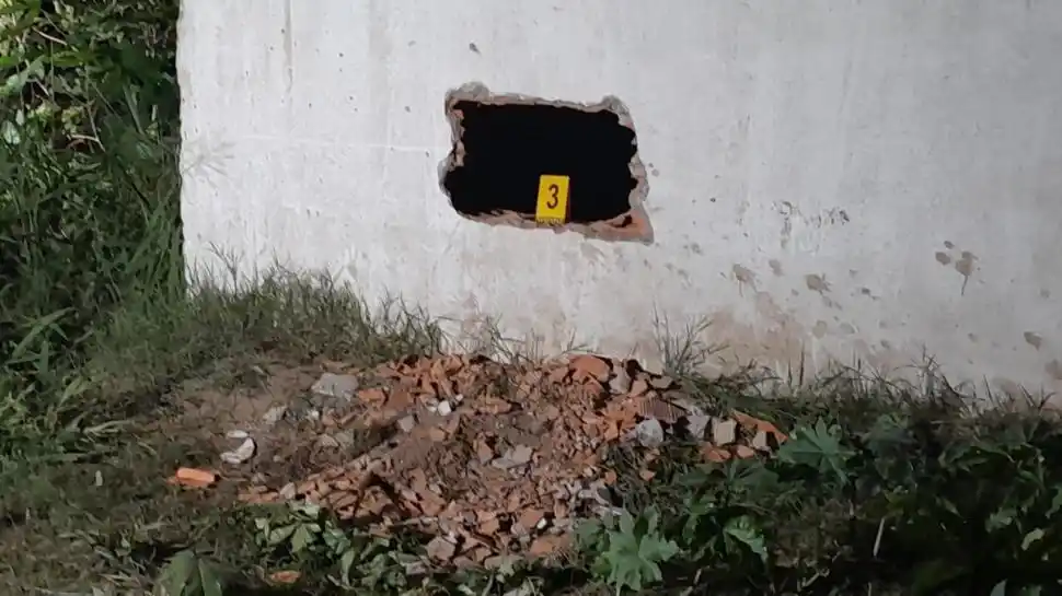 LA PRUEBA. Los delincuentes hicieron un boquete para ingresar.