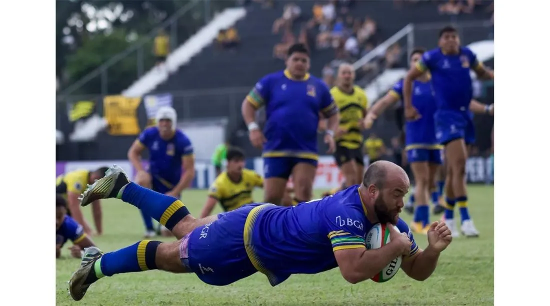 AL TRY. Uno de los jugadores de Cobras Rugby Brasil se lanza sin marca para apoyar el try.