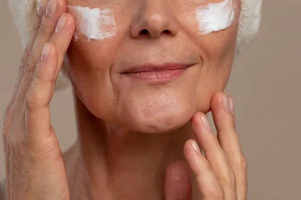 Skincare: los factores clave para cuidar la piel a partir de los 50 años
