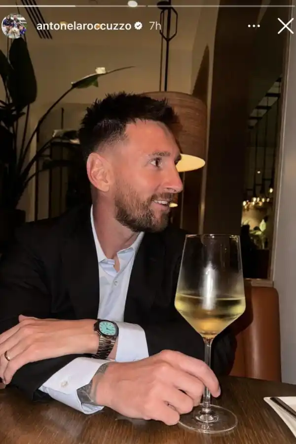 CASUAL: Messi tomando una copa mientras Antonela lo fotografía