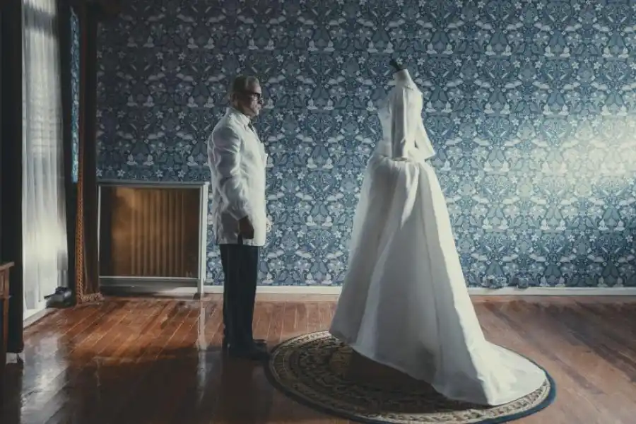 CRISTÓBAL BALENCIAGA. Alberto San Juan, con la austeridad y la elegancia nata del genial modisto vasco.