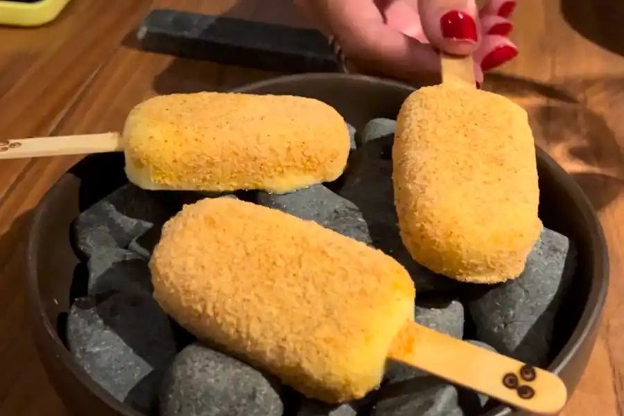 Helado de queso con maíz fermentado y polvo de polenta