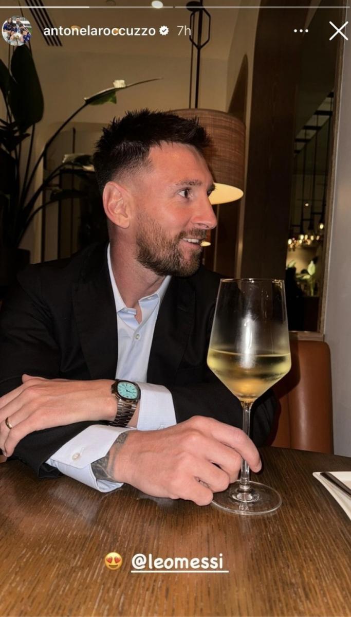 CASUAL: Messi tomando una copa mientras Antonela lo fotografía