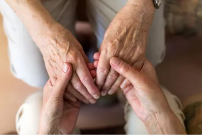 Empleo doméstico: ¿cuánto cobran los cuidadores de adultos en febrero 2024?