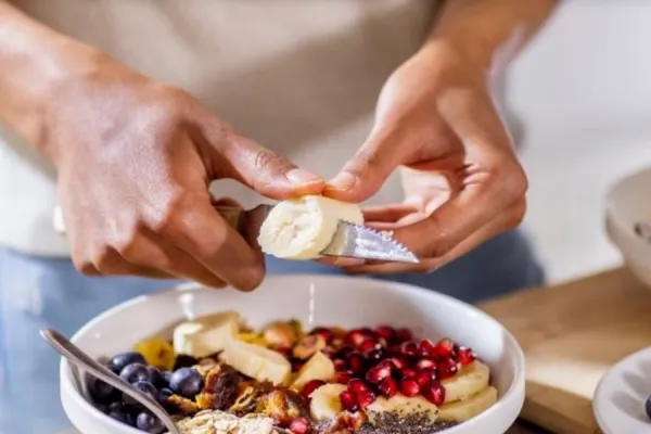 La proteína clave que deben consumir los mayores de 50 años, según un estudio de Harvard