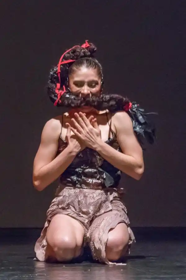 LA EXPRESIVIDAD DE LA DANZA. Dos instantes inquietantes en el vértigo del movimiento. fotos de marga fuentes