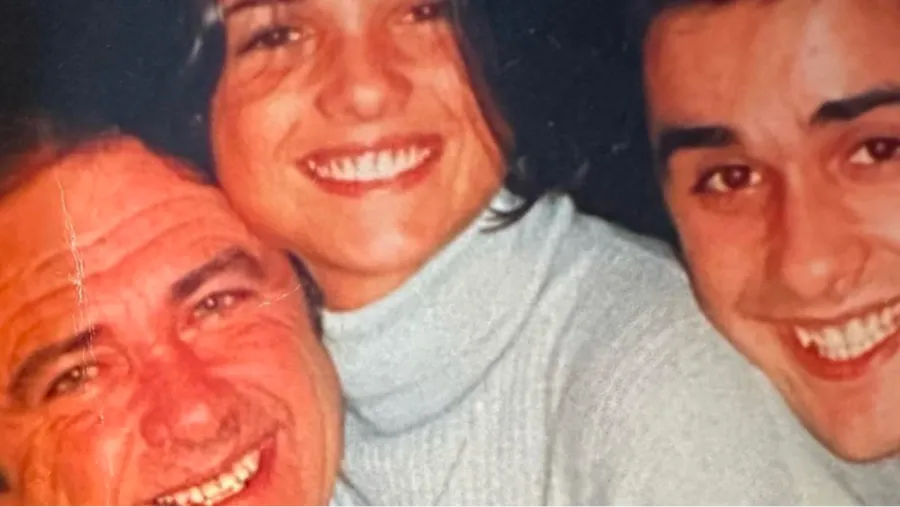 Araceli González junto a su papá y su hermano