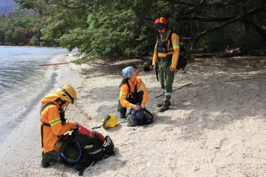 La tucumana que combate incendios en la Patagonia pero propone “amigarnos” con el fuego