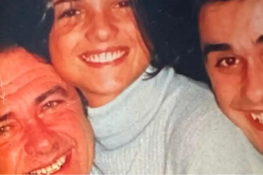 Araceli González junto a su papá y su hermano
