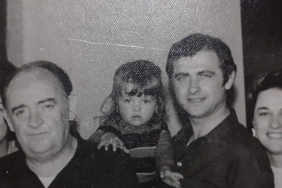 Araceli González, de niña, en los brazos de su papá