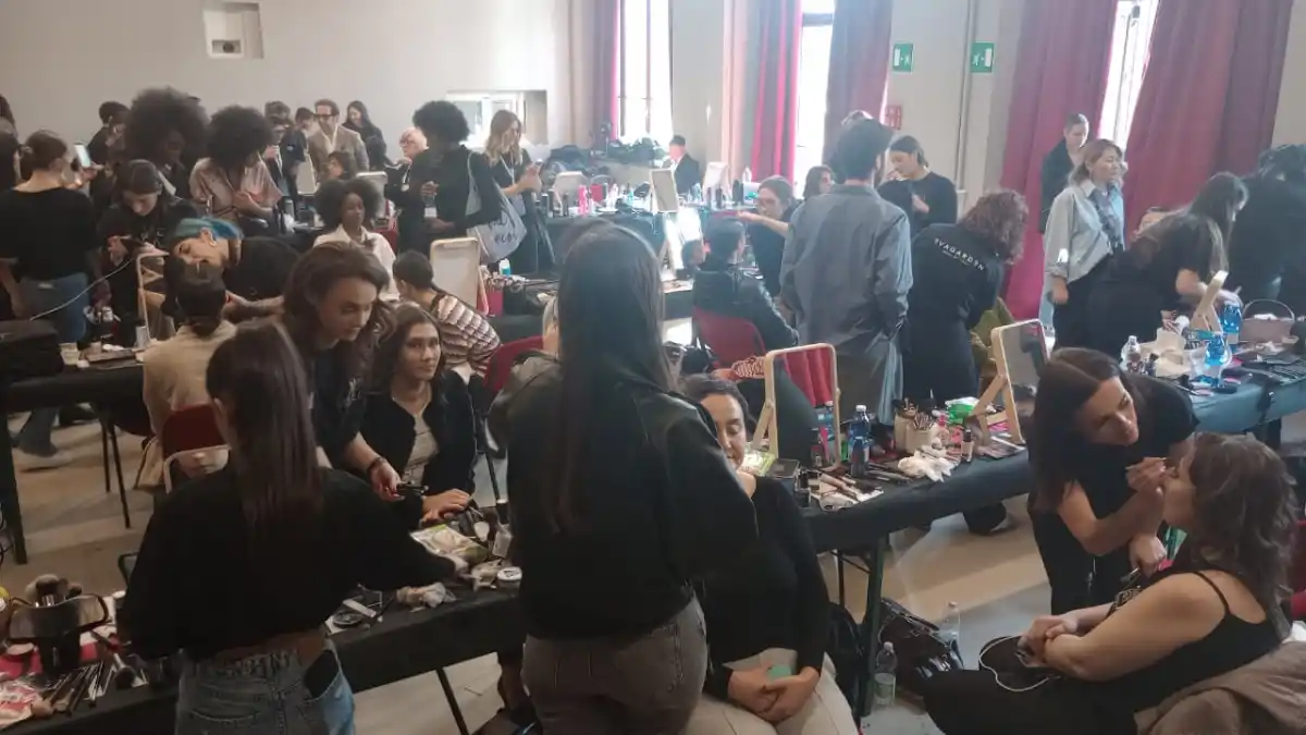 EL DETRÁS DE ESCENA. Modelos de todo el mundo preparándose en la prueba de maquillaje.