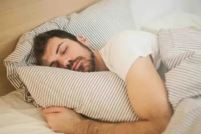 La fruta que debes comer antes de ir a la cama para dormirte más rápido