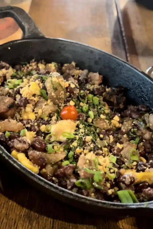 FEIJAO TROPEIRO. Con poroto rojo, harina, huevo y panceta, es emblema de Belo Horizonte.