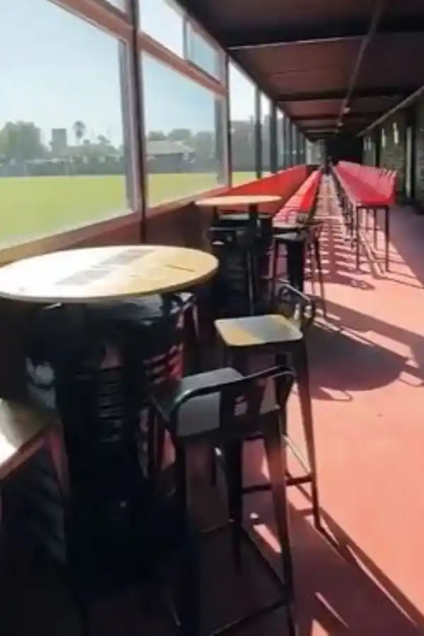 Barrer su basura, un estadio al mejor estilo de un boliche y entrenamientos militares; las curiosidades de Deportivo Riestra