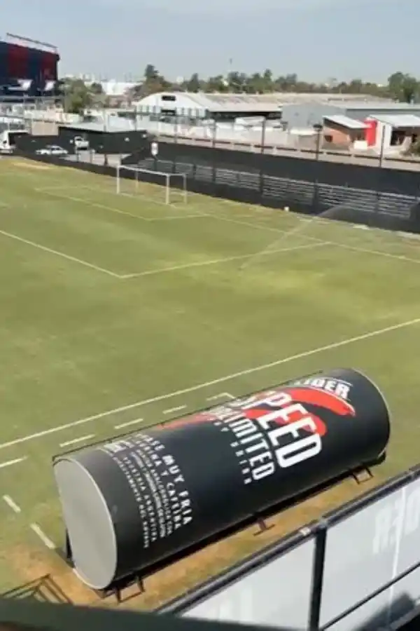 Barrer su basura, un estadio al mejor estilo de un boliche y entrenamientos militares; las curiosidades de Deportivo Riestra