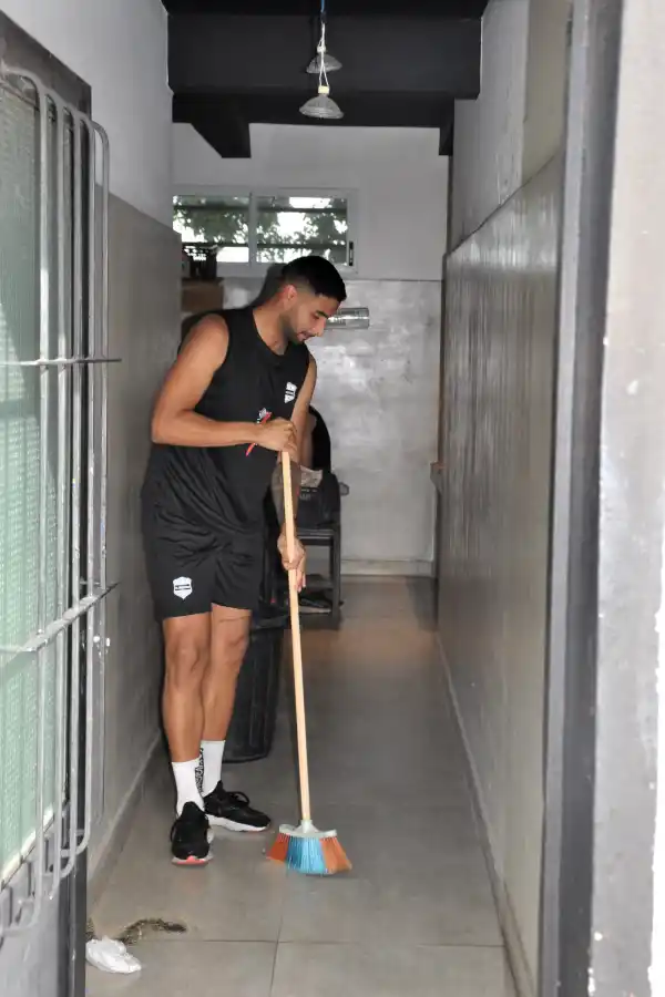 Barrer su basura, un estadio al mejor estilo de un boliche y entrenamientos militares; las curiosidades de Deportivo Riestra