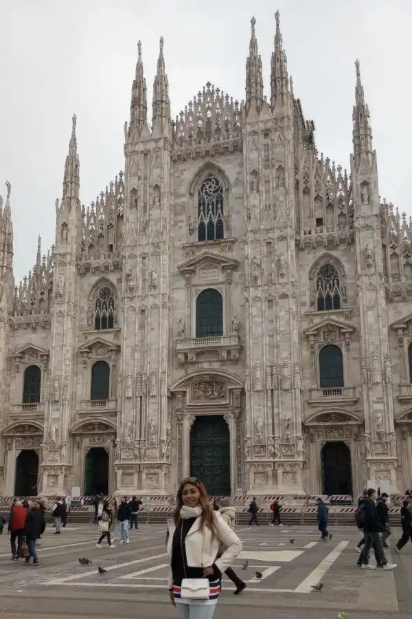 UN SUEÑO HECHO REALIDAD. Cristina en la Piazza del Duomo de Milán, el corazón de la moda en el mundo. 