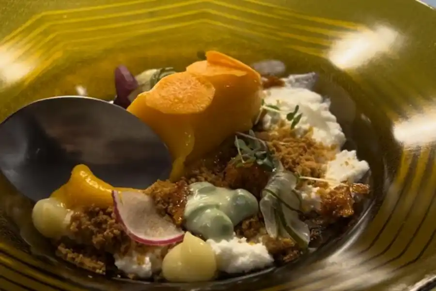 POSTRE DE VERDURAS. Miel, limón, arvejas, galletas trituradas, crema de queso y zanahoria, entre otras cosas