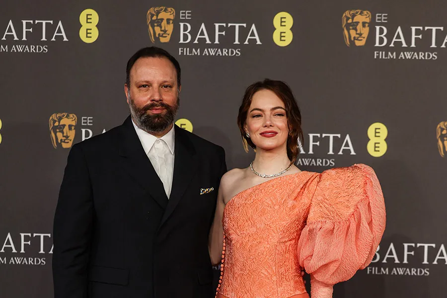 ALFOMBRA ROJA. Yorgos Lanthimos y Emma Stone (mejor actriz).