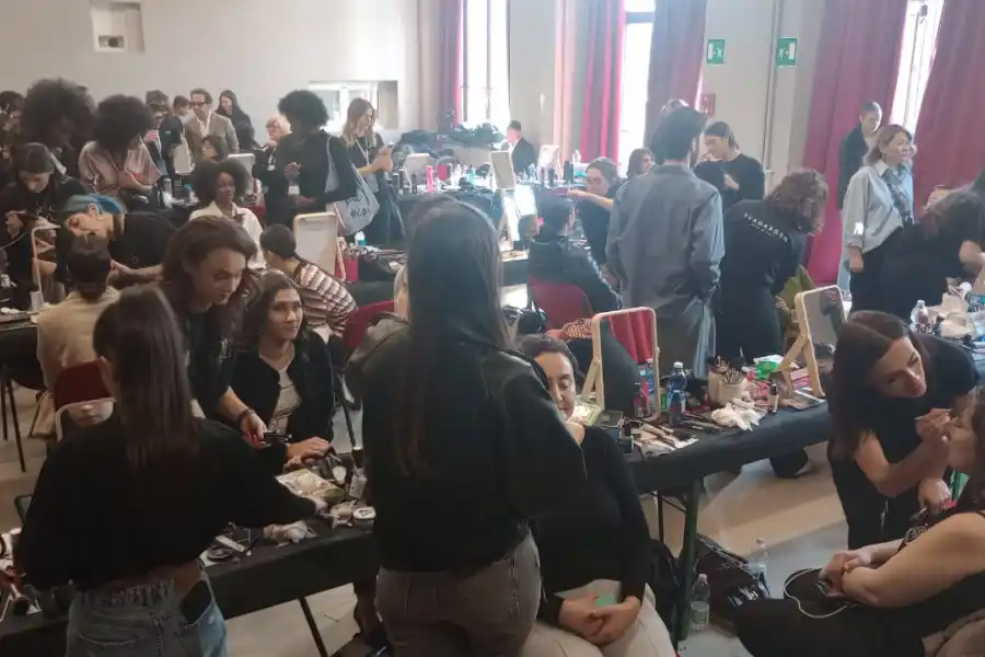 EL DETRÁS DE ESCENA. Modelos de todo el mundo preparándose en la prueba de maquillaje.