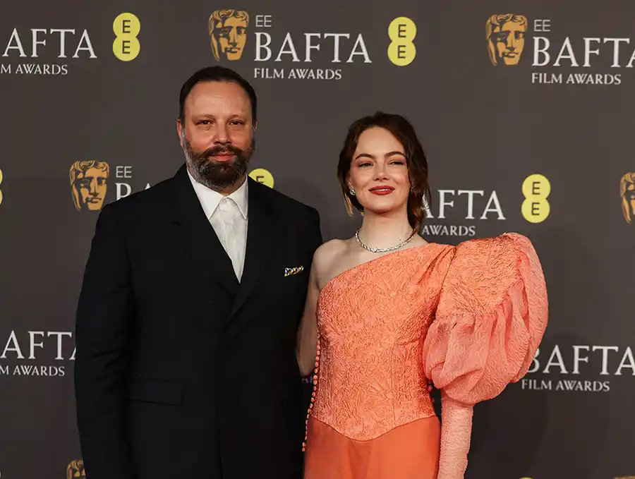 ALFOMBRA ROJA. Yorgos Lanthimos y Emma Stone (mejor actriz).