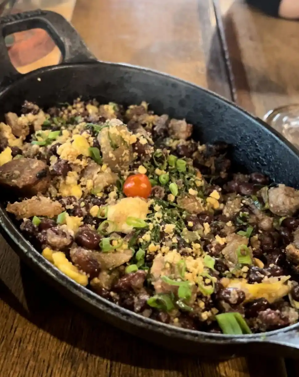 FEIJAO TROPEIRO. Con poroto rojo, harina, huevo y panceta, es emblema de Belo Horizonte.