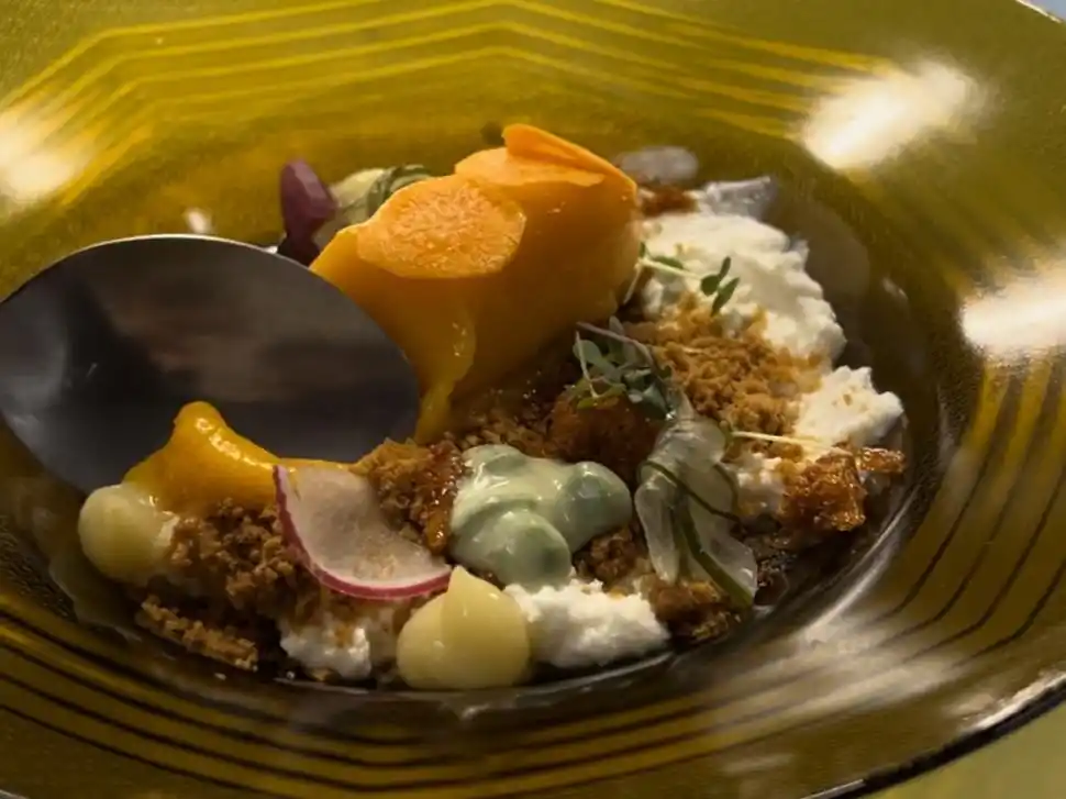 POSTRE DE VERDURAS. Miel, limón, arvejas, galletas trituradas, crema de queso y zanahoria, entre otras cosas