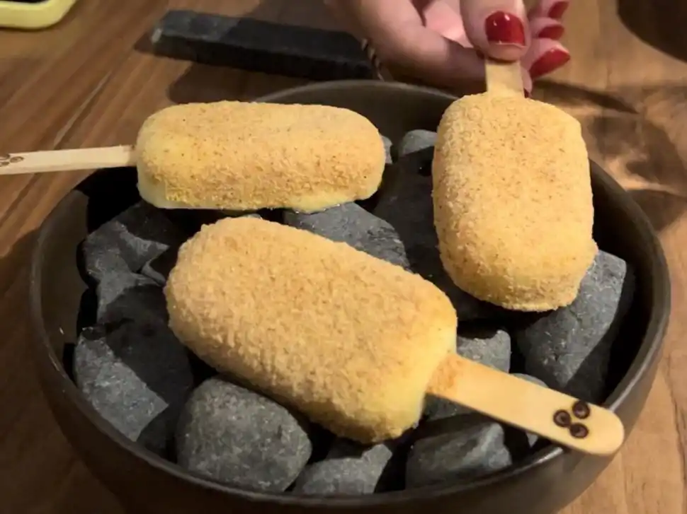 REFRESCO. Es una paleta de queso con maíz fermentado y polvo de polenta. Un helado de queso y de maíz