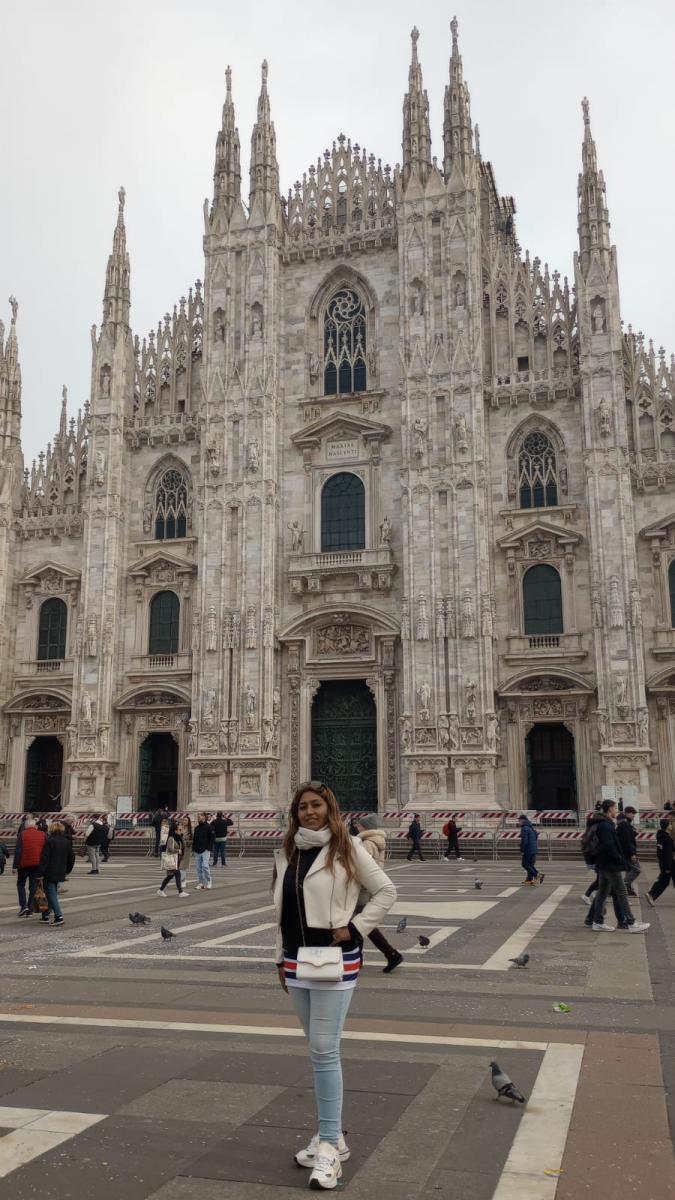 UN SUEÑO HECHO REALIDAD. Cristina en la Piazza del Duomo de Milán, el corazón de la moda en el mundo. 