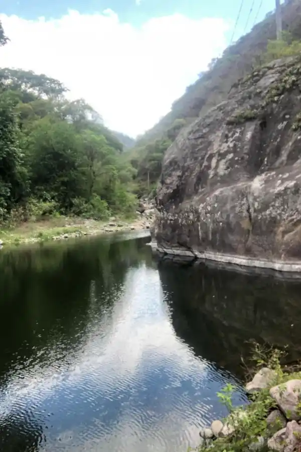 UN PARAÍSO. Agua, vegetación frondosa, aire puro, todo para disfrutar.