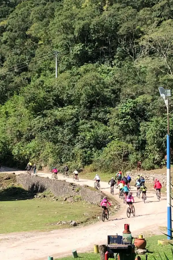PASEOS. El encanto de andar en bicicleta es mayor entre estas montañas.