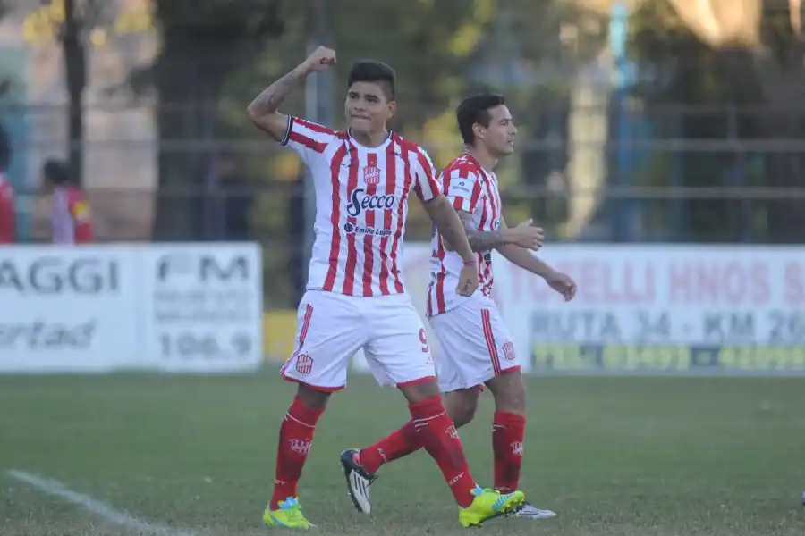 HISTÓRICO. Lentini le marcó un doblete a Güemes y también anotó para el ascenso.