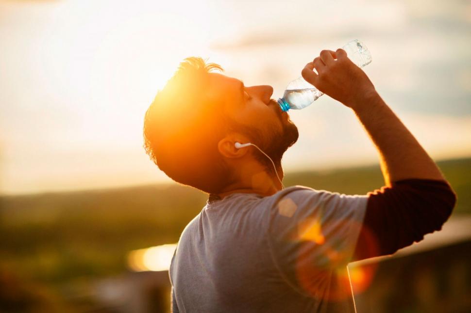 LA HIDRATACIÓN ES CLAVE. Si hace mucho calor, te conviene tomar agua incluso antes de salir a caminar.