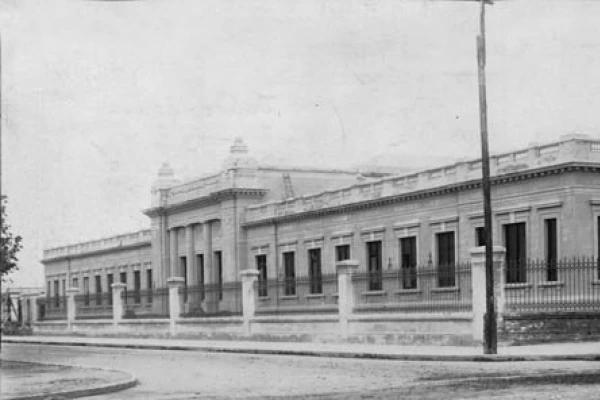 Cartas de lectores: fotografías del Colegio Nacional