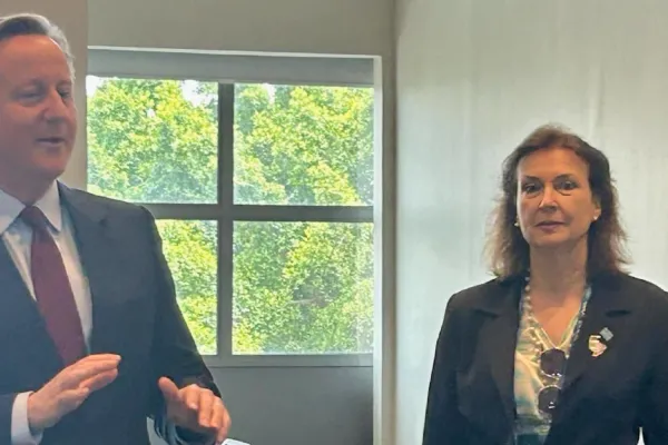 Poniendo las cosas en su lugar: Mondino y Cameron tuvieron una intensa discusión por las Islas Malvinas