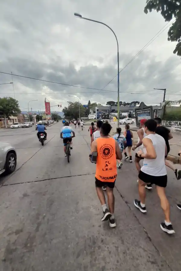 Los atletas corrieron por la educación, pero todavía falta para que el inicio de clases sea pleno