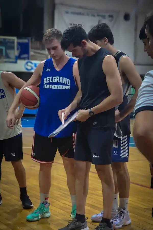 DEBUTANTE. Lisandro Caniza, que asumió a mediados del año pasado, tendrá su primera Liga Federal como entrenador.