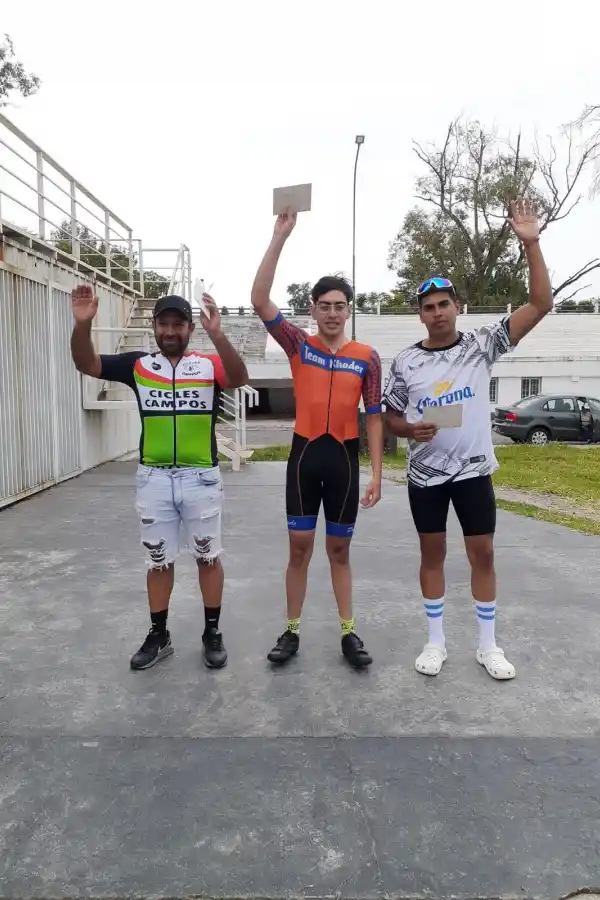 Zacarias Khoder (h) muestra el buen camino en el ciclismo