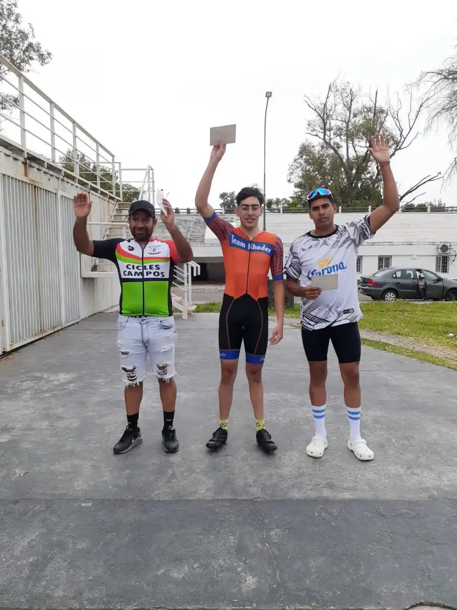 Zacarias Khoder (h) muestra el buen camino en el ciclismo