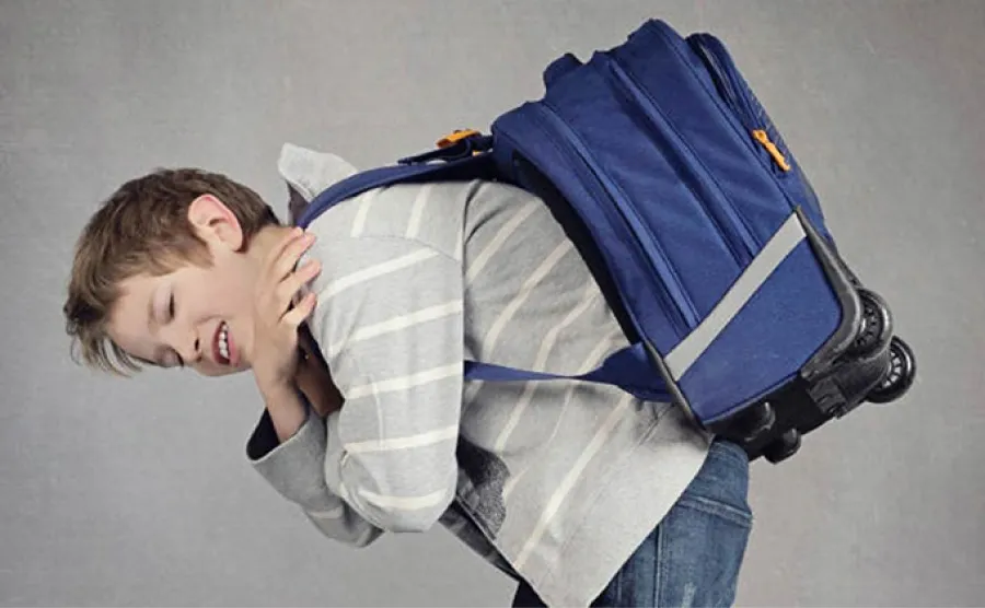 DOLORES DE ESPALDA. Algunas mochilas pueden causar malestar en la columna de los más pequeños, así como el peso excesivo que cargan en la espalda. 