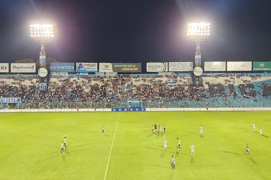 CONVOCATORIA. Muchos hinchas estuvieron presente en el duelo de Reserva.