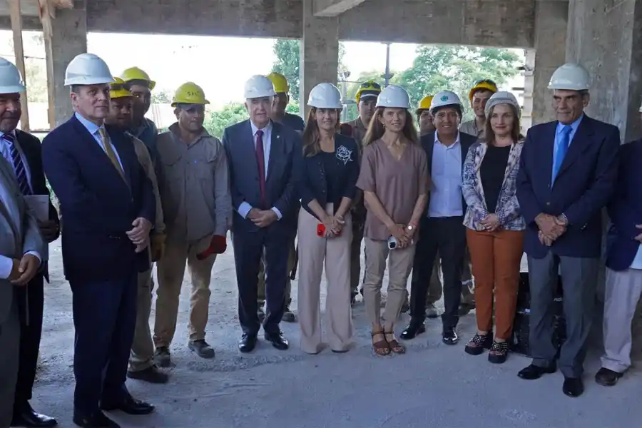 RECORRIDA. El gobernador Osvaldo Jaldo y los integrantes de la Corte Suprema supervisaron las obras del Centro Judicial del Este.