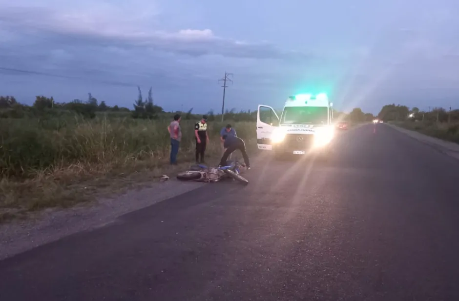 Perdió el control de su bicicleta y fue embestido por un motociclista